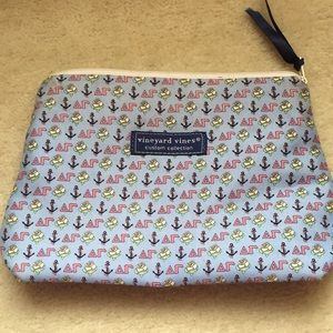 Vineyard vines delta gamma makeup bag